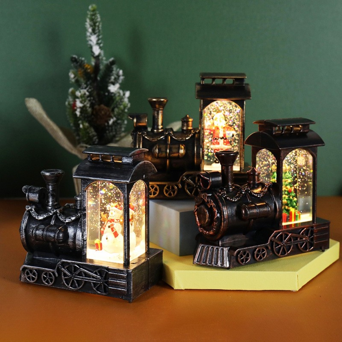 Decoratiune de Craciun tip Locomotiva, Flippy, Glob de Cristal cu Fulgi de Zapada, Model Pom de Craciun, Iluminare LED, 11.5 x 12.5 x 6 cm, Carcasa Vintage Bronze, Transparent