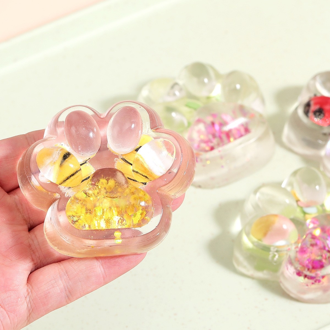Jucarie Antistres Squishy, Flippy, cu Revenire Lenta, Squeeze Pinch Family, Model Cat Paw, 6.5 x 7 cm, din Tpr, 4-6 Ani, Model 7 Insecte, Transparent