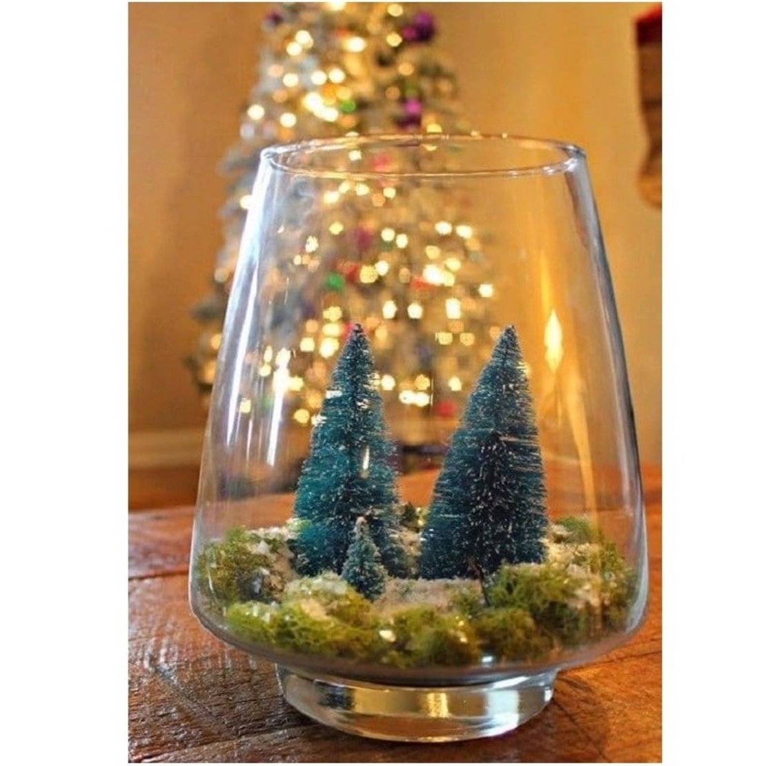 Brad artificial de craciun, tip pin inzapezit, ornament pentru masa, pe suport lemn, 30 cm inaltime