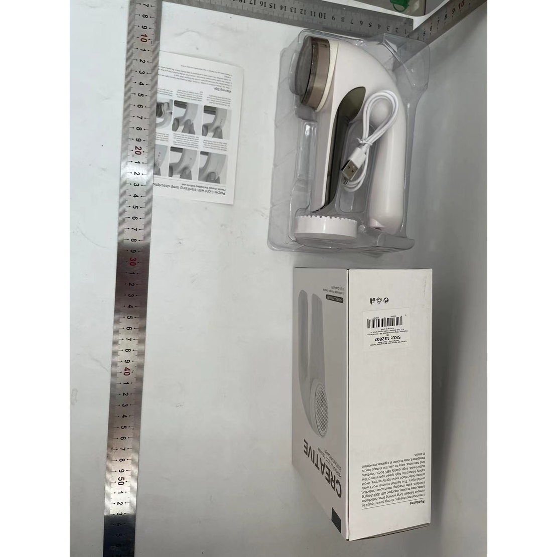 Aparat Pentru Curatat Scame, Par Si Praf, Flippy, Trimmer pentru Diferite Tipuri De Material, Cu Lame Din Otel Inoxidabil, Maner Ergonomic, Incarcare Prin USB, 15x6x9 cm, Alb