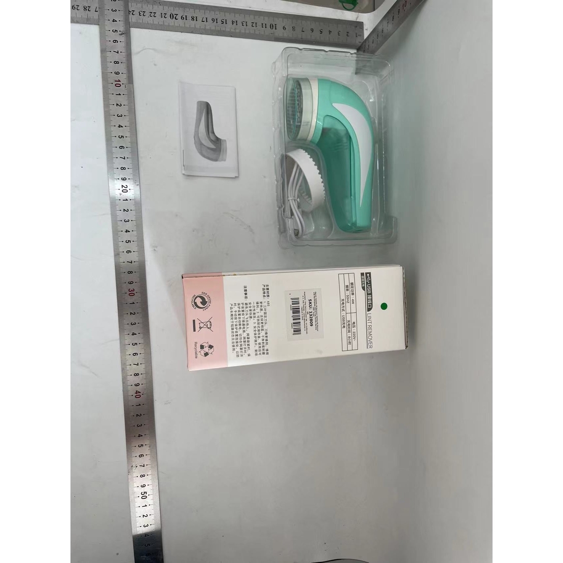 Aparat Pentru Curatat Scame, Par Si Praf, Flippy, Pentru Diferite Tipuri De Material, Cu Lame Din Otel Inoxidabil, Incarcare Prin USB Type-C, Cu Perie De Curatare si Cablu USB Incluse, 13.5x9 cm, Verde