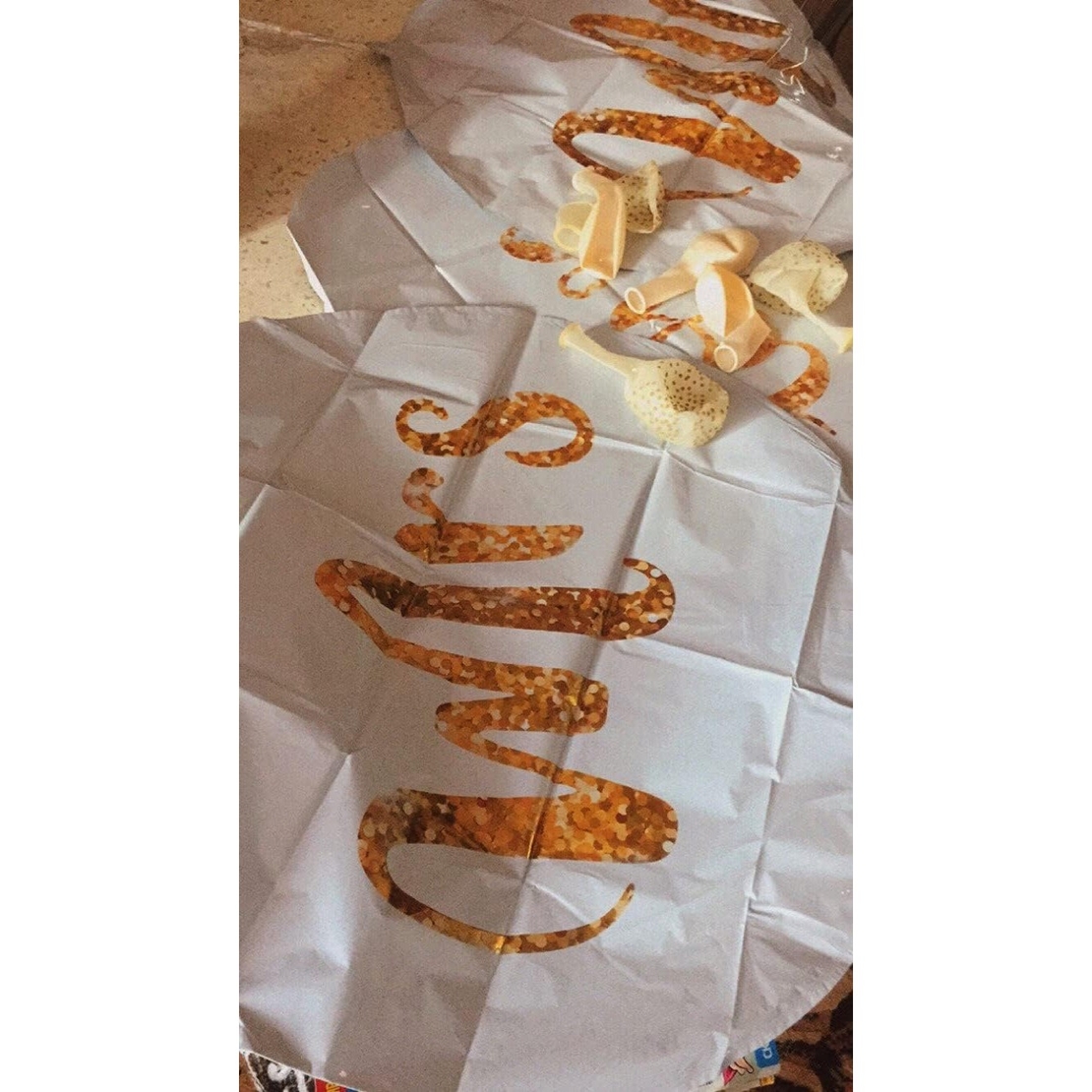 Set 12 Baloane din Folie Metalizata si din Latex, Flippy, Model Mr Mrs, Tema Nunta, Baloane Party cu Confetti, 45 cm, 30 cm, Pai inclus, Umflare cu Aer sau Heliu, Alb/Auriu