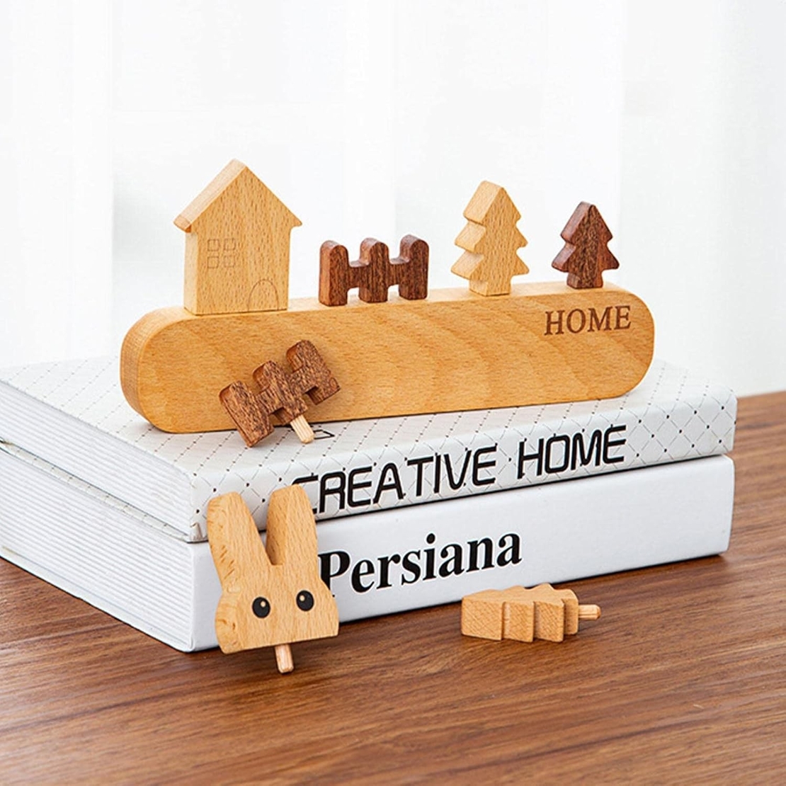 Suport pentru Chei, Flippy, din Lemn, Aplicare fara Perforare, Adeziv Inclus, 5 Carlige Albe, Model Casuta, Greutate Suportata 5 kg, 13.5 x 23 cm, Maro