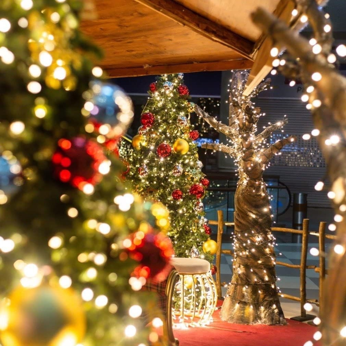 Instalatie de Craciun liniara Yoto, 24 m, din care 1 m cablu priza 220V, 300 LED, 8 jocuri de lumini, beculet in 6 colturi, pentru interior, controler, fir negru, alb cald