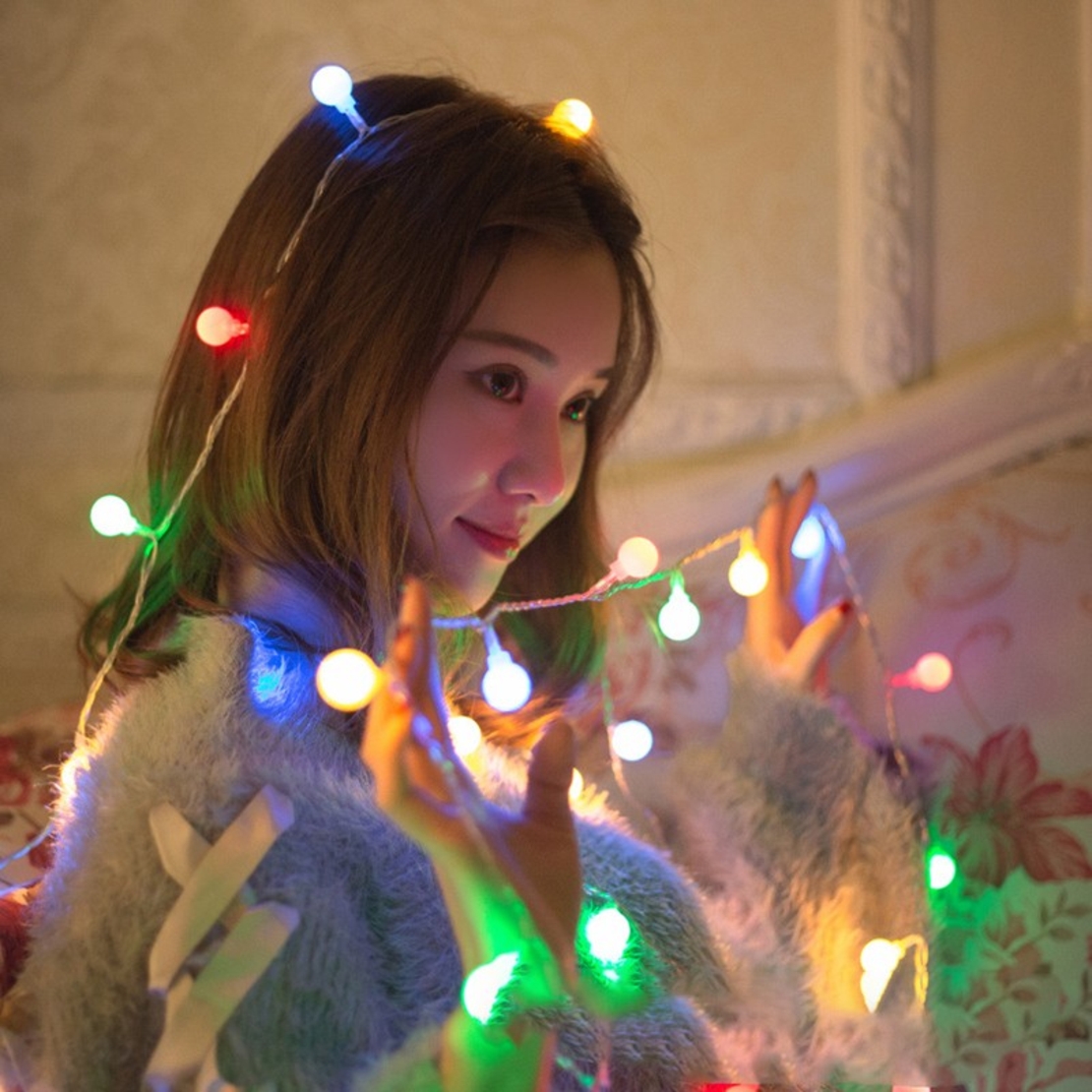 Instalatie sfere brad Craciun Flippy, 3 metri, 20 LEd-uri, alimentare la retea, fir transparent, multicolora