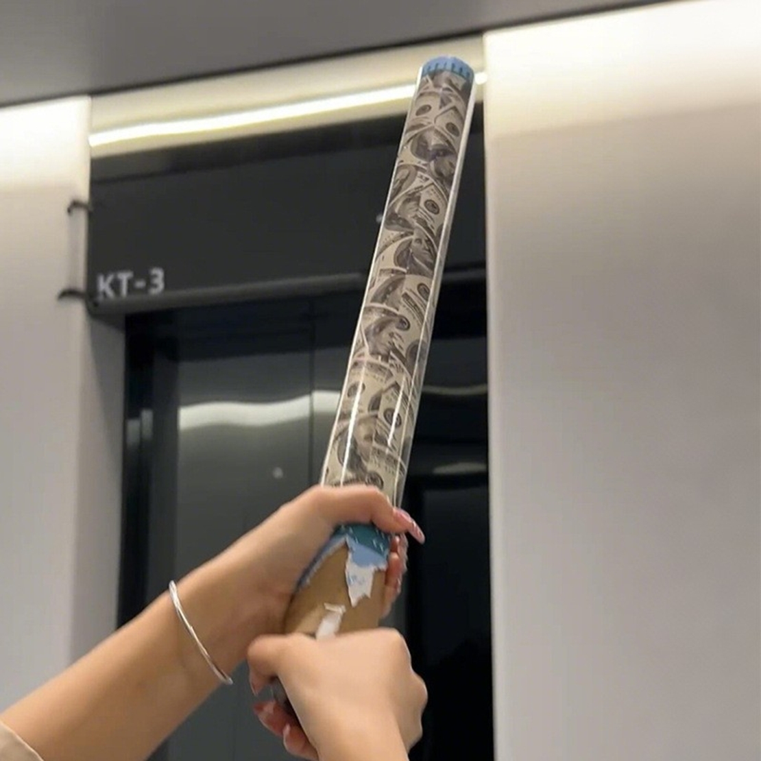 Tub de Confetti, Flippy, Money, 60x5 cm, Confetii Asortate Model Dolari, Eliberare prin Rasucire, Multicolor