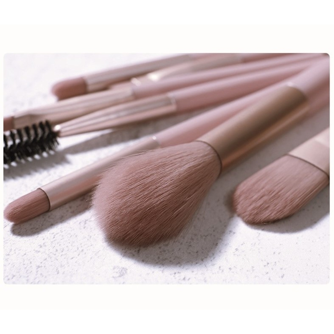 Mini Set Portabil 8 Pensule pentru Machiaj Flippy, Super Soft, Makeup Profesional/Incepatori, Maner Ergonomic, Gentuta Depozitare Inclusa, Maro