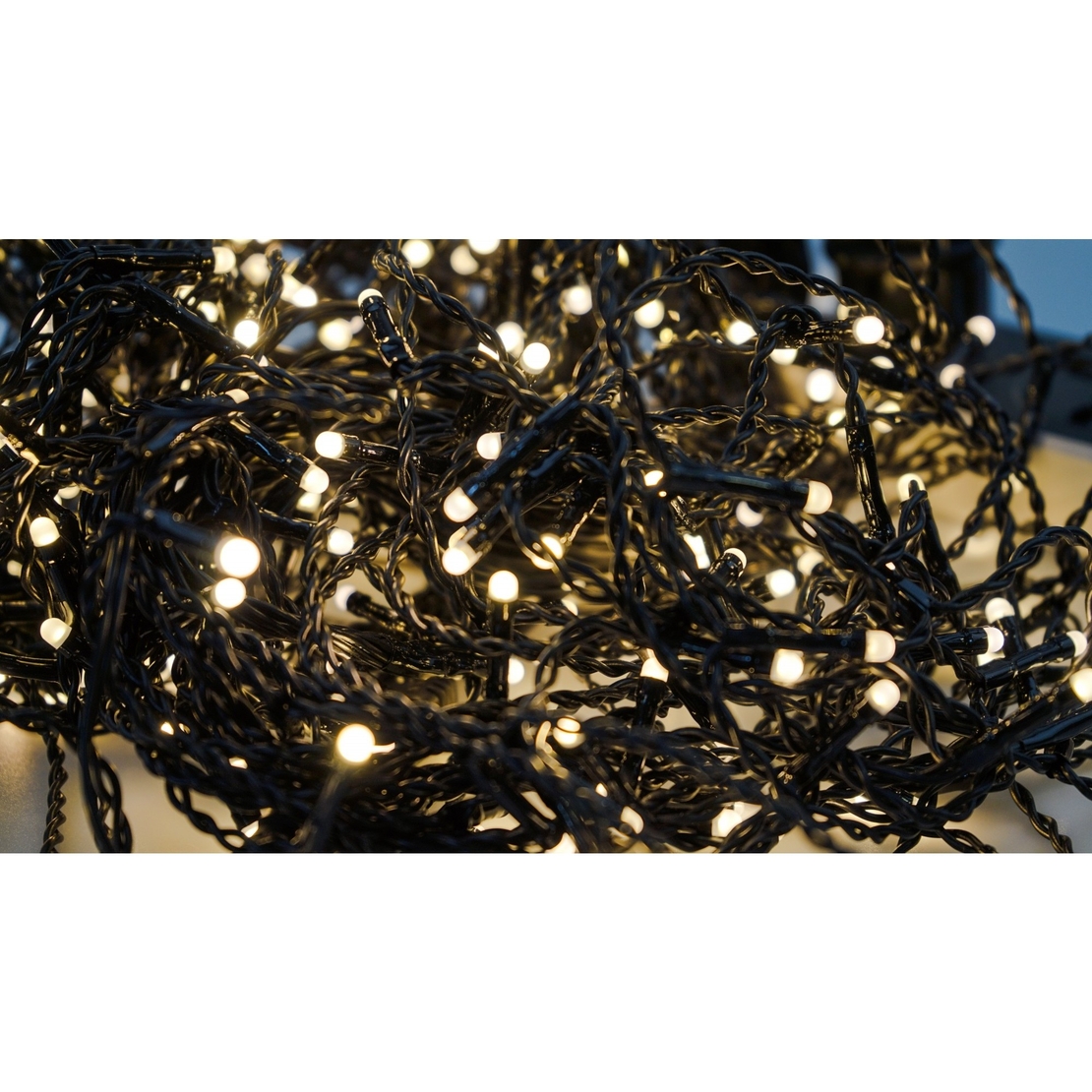 Instalatie Craciun Profesionala de Exterior IP65, 105 m, 2520 Led-uri Mari ,Franjuri, Alb cald, Flash, Alimentator de 1.5 m , Interconectabila, Fir Negru Cauciucat, 220v, Flippy