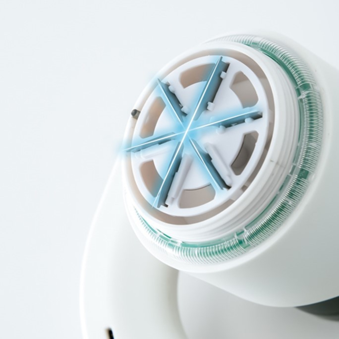 Aparat Pentru Curatat Scame, Par Si Praf, Flippy, cu LED, Pentru Diferite Tipuri De Material, Cu Lame Din Otel Inoxidabil, Compartiment de Depozitare, Maner Reglabil, 11x10.5x8.7 cm, Alb