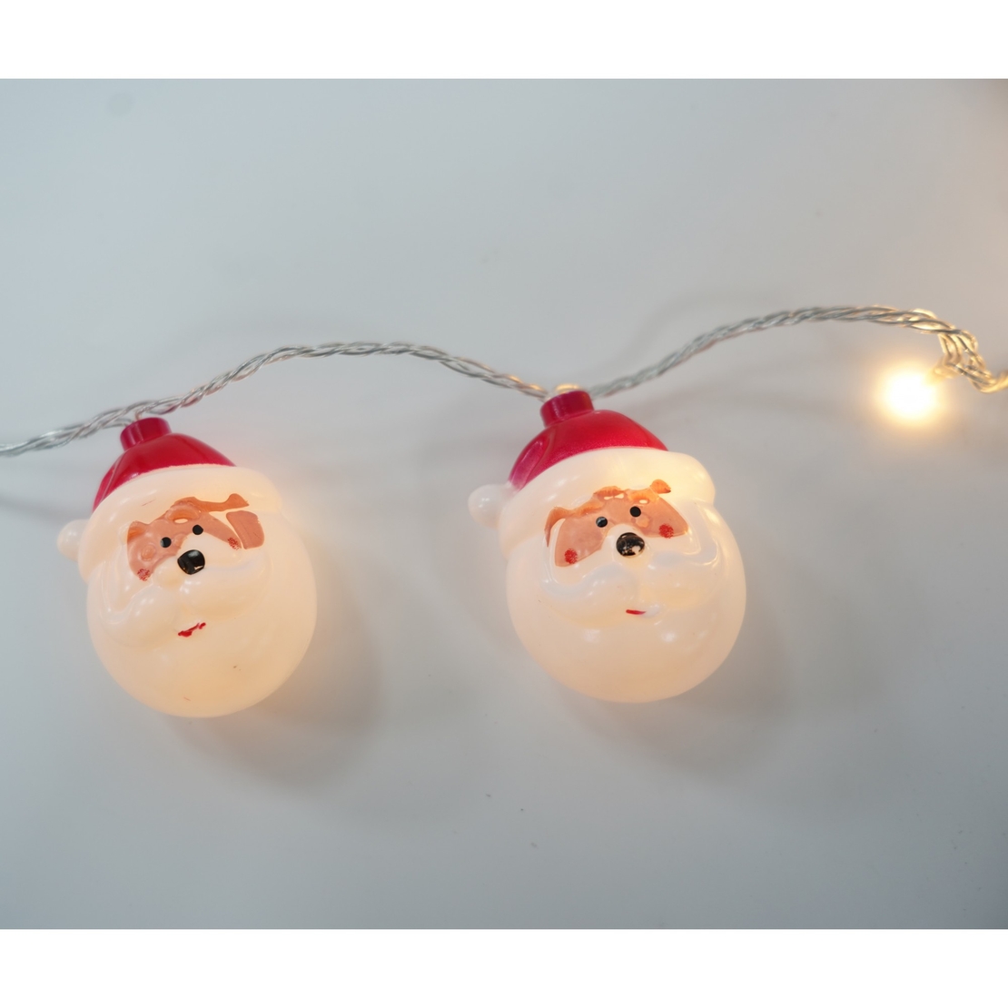 Set 10 Ornamente pentru Instalatie, Flippy, Atasare la Instalatia de Craciun, Design Festiv, Protectie Becuri Instalatie, Rezistente la Zapada, Interior/ Exterior, Model Mos Craciun