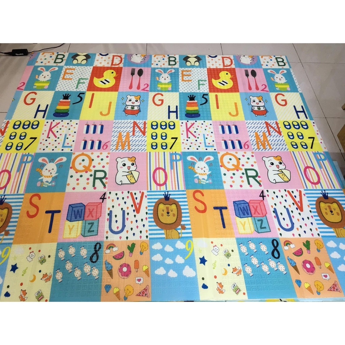 Covoras pentru Copii, Flippy, cu 2 Fete, Model Litere/Girafe, din XPE+PE, Impermeabil, Antiderapant, Protectie Termica, +3 Luni, Pliabil, 180 x 200 x 1 cm, Multicolor