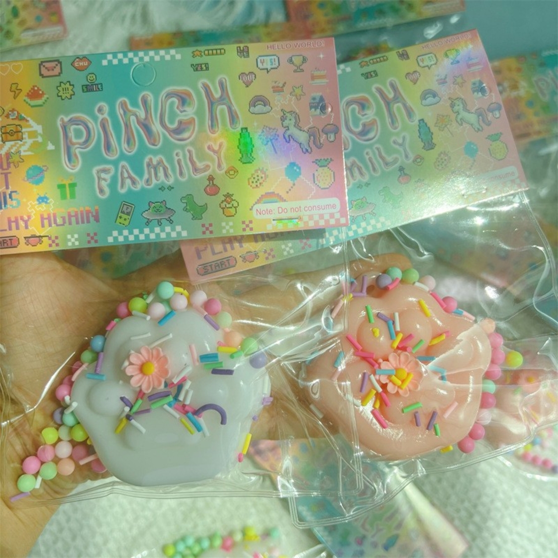 Jucarie Antistres Squishy, Flippy, cu Revenire Lenta, Squeeze Pinch Family, Model Labuta de Pisica, 6x6 cm, 45g, Ambalaj Transparent, Alb