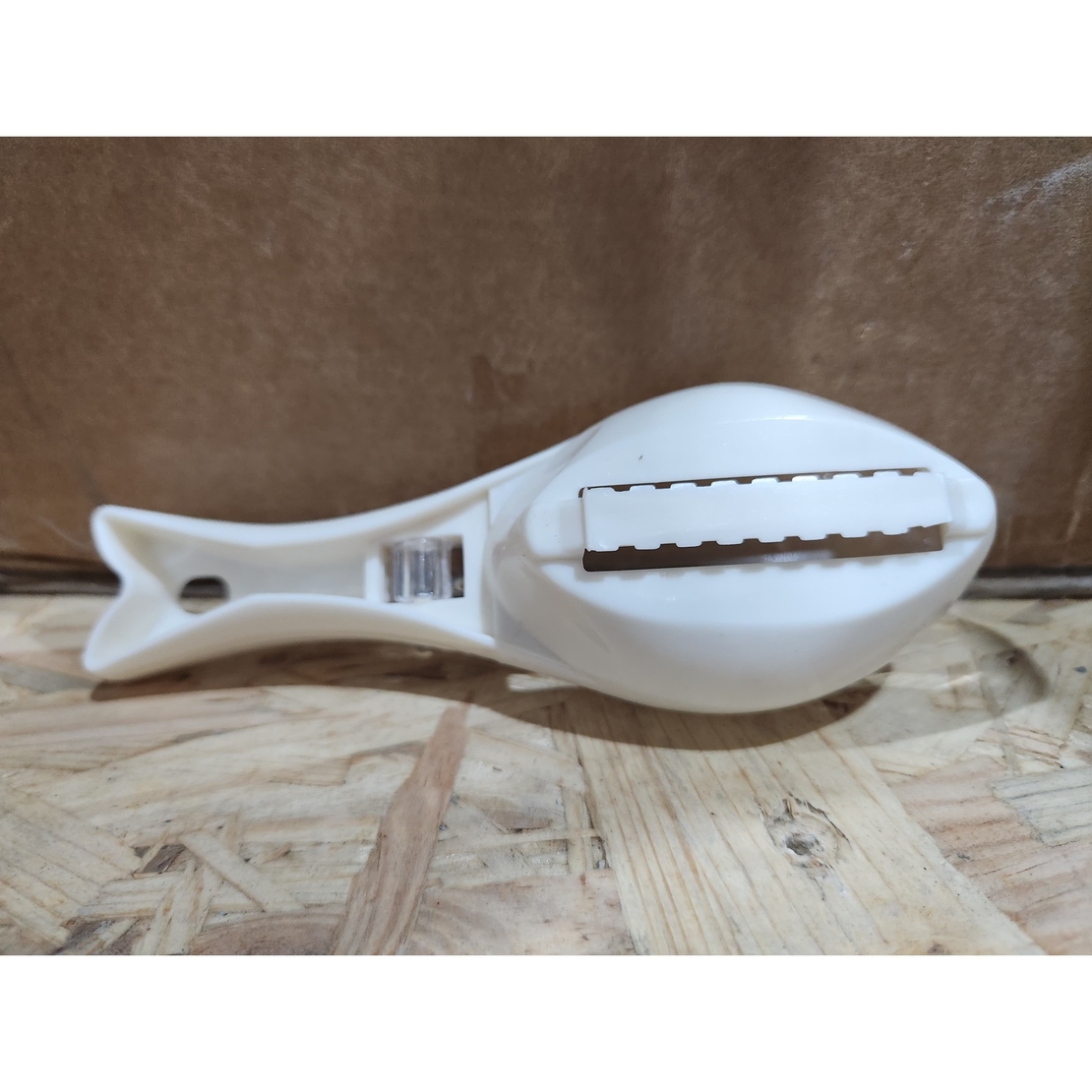 Curatator de Solzi de Peste, Flippy, Manual, Forma Peste, cu Compartiment de Colectare, din Plastic, 15.5x5.5 cm, Alb
