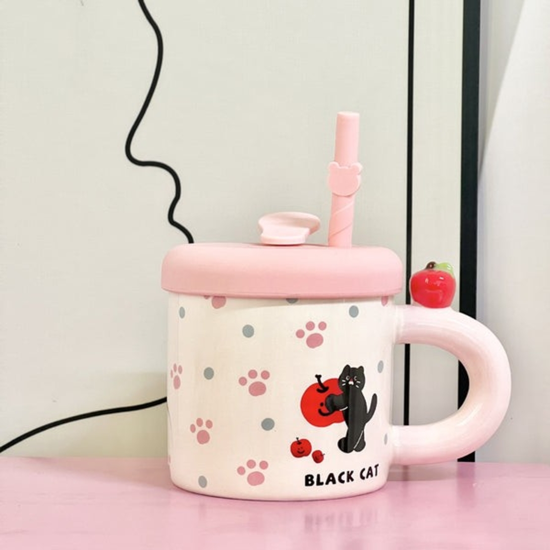 Cana din Ceramica cu Capac si Pai, Flippy, Capacul si Paiul din Silicon Roz, 9x8.5 cm, Model Cute D, Capacitate 380ml