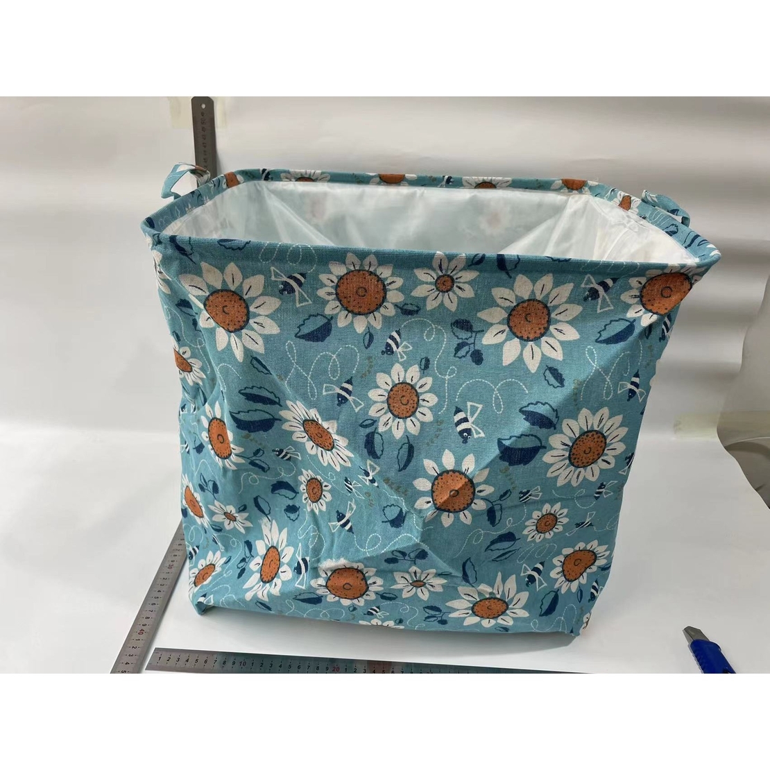 Cos depozitare, Flippy, Capac cu Snur, 175 L, Confectionat din Bumbac si un Strat Impermeabil, 50 x 50 x 70 cm, Albastru Deschis, Imprimeu Flori