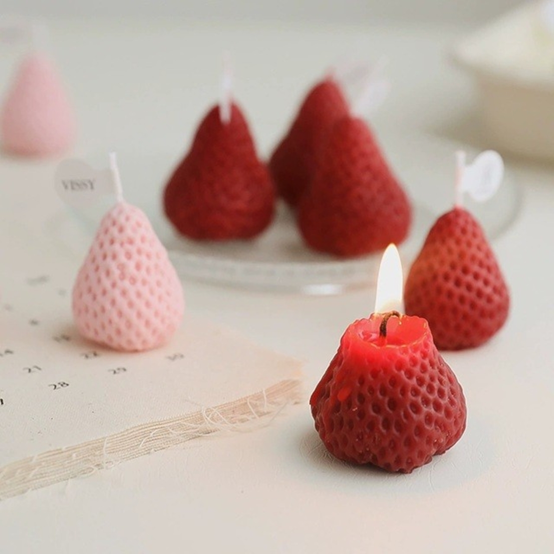 Set 4 Lumanari Parfumate, Flippy, Model Capsunici, Ardere 30 min, 52g, 6.3 x 6.3 x 3.8 cm, Rosu/Roz