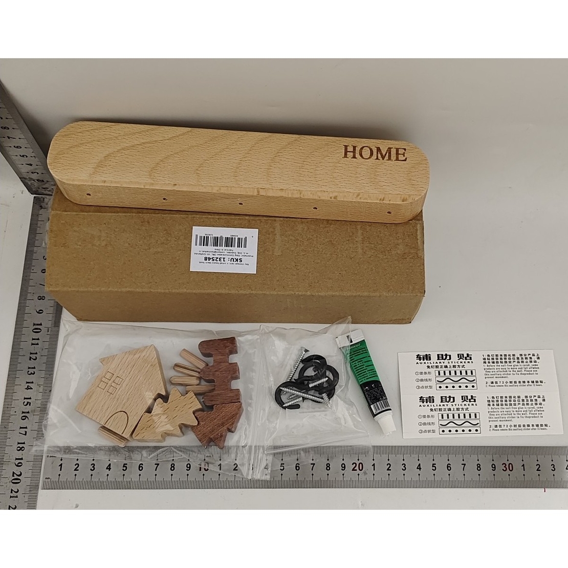 Suport pentru Chei, Flippy, din Lemn, Aplicare fara Perforare, Adeziv Inclus, 5 Carlige Negre, Model Casuta, Greutate Suportata 5 kg, 13.5 x 23 cm, Maro