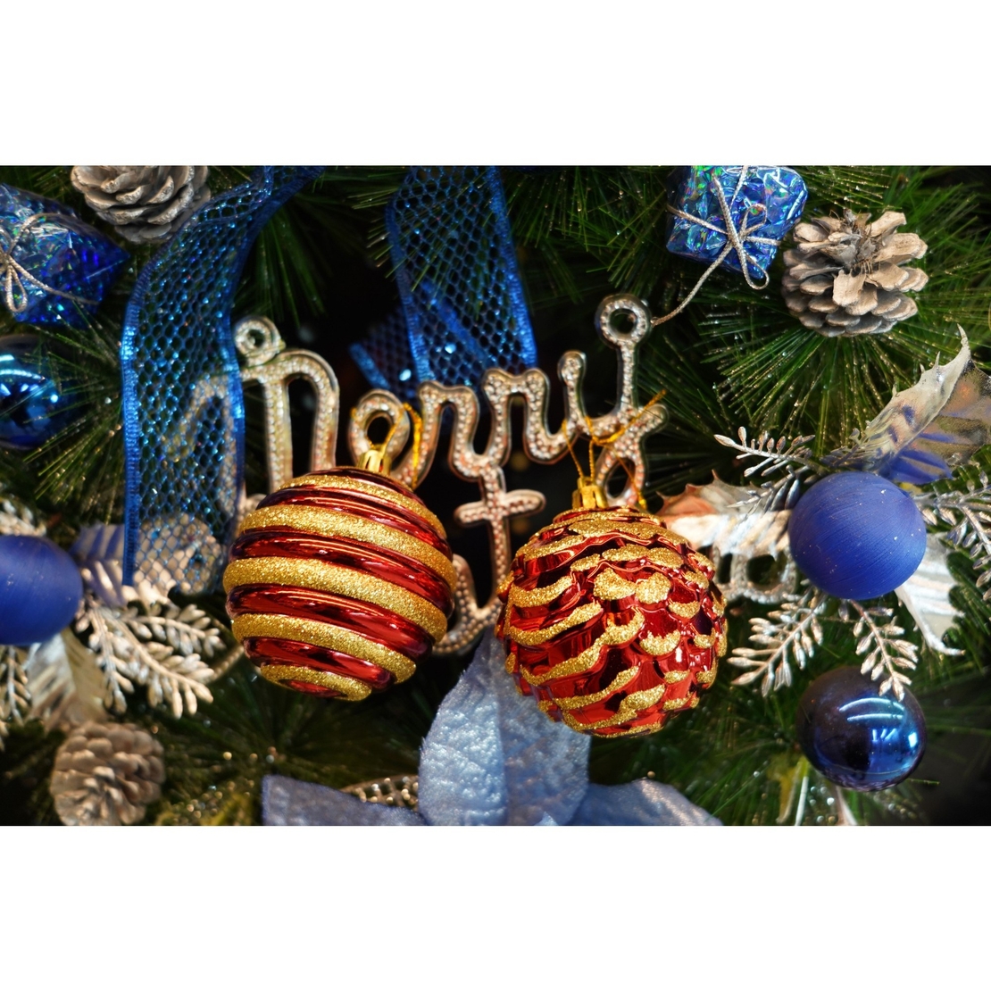 Set de 24 ornamente de brad, Flippy, de tip Glob, Alb/ Rosu, cu ø de 7 cm, din plastic, cu finisaj sclipitor , cutie  16  cm lungime x 36  cm inaltime x 16  cm adancime, Resigilat