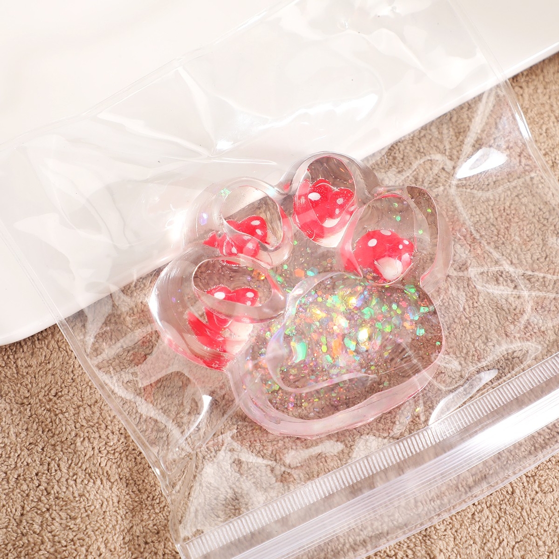 Jucarie Antistres Squishy, Flippy, cu Revenire Lenta, Model Cat Paw, Squeeze Pinch Family, 6.5 x 7 cm, din Tpr, 4-6 Ani, Model 3 Legume, Transparent