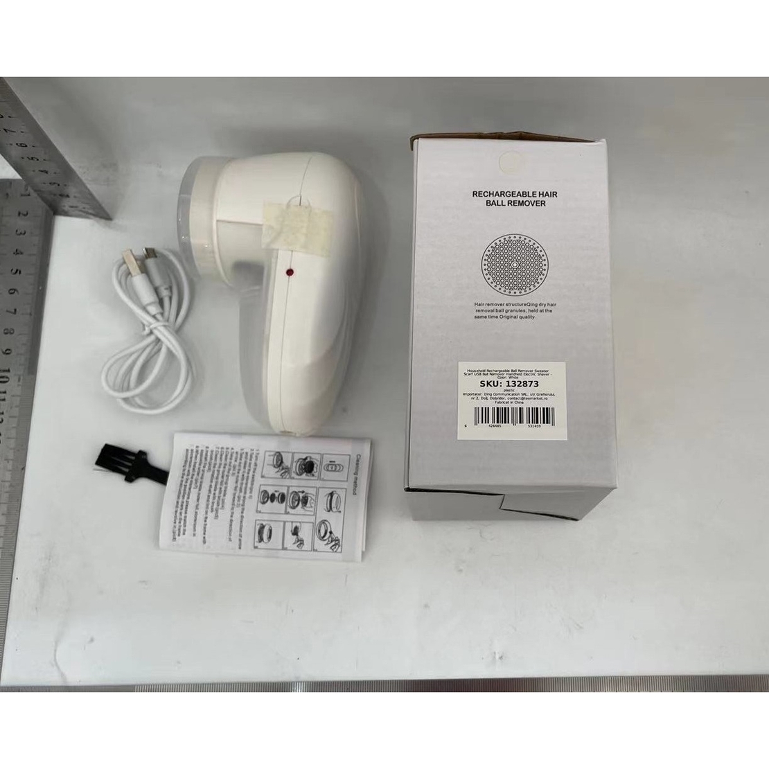 Aparat Scame si Par Haine, Flippy, Electric, USB inclus, Periuta Curatare, pentru Diferite Tesaturi, 13 x 6.8 x 5.8 cm, Alb