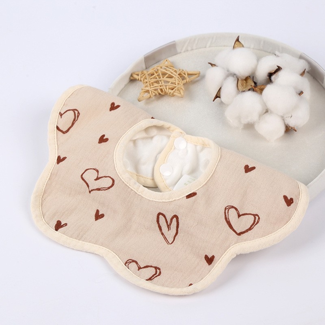 Baveta Tip Floare, Flippy, din Bumbac, pentru Copii 0-12 Luni, Rezistenta la apa, cu Capse, Model cu Inimioare, 26 x 29 cm, Crem