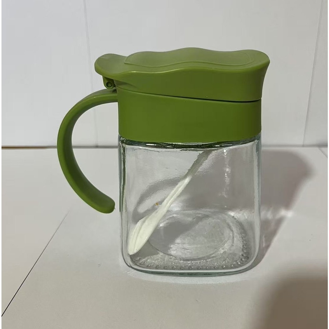Recipient Condimente, Flippy, din Stilca, 180 ml, cu Maner si Lingurita, 11.3 x 8.2 cm, Capac Ondulat, Verde