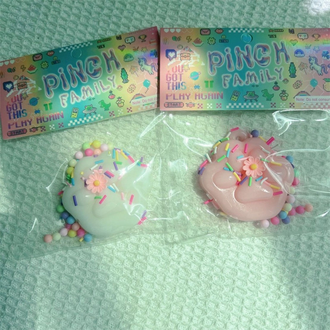 Set 12 Jucarii Antistres Squishy, Flippy, cu Revenire Lenta, Squeeze Pinch Family, Model Labuta de Pisica, 6x6 cm, 45g, Ambalaj Transparent, Alb+Roz