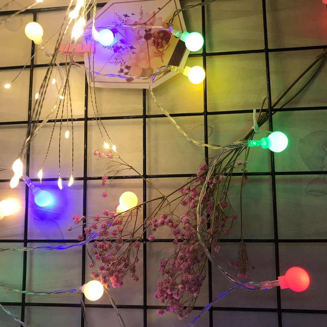 Instalatie sfere brad Craciun Flippy, 3 metri, 20 LEd-uri, alimentare la retea, fir transparent, multicolora