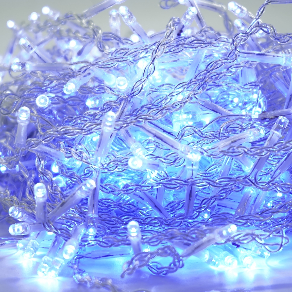 Instalatie Craciun Yoto, Tip Franjuri/Turturi, 12 m, 300 LED-uri, Prelungitor 1.5 m, 8 Jocuri de Lumini, Interconectabila, Conectare la Retea, Fir transparent, Interior/Exterior, Albastru