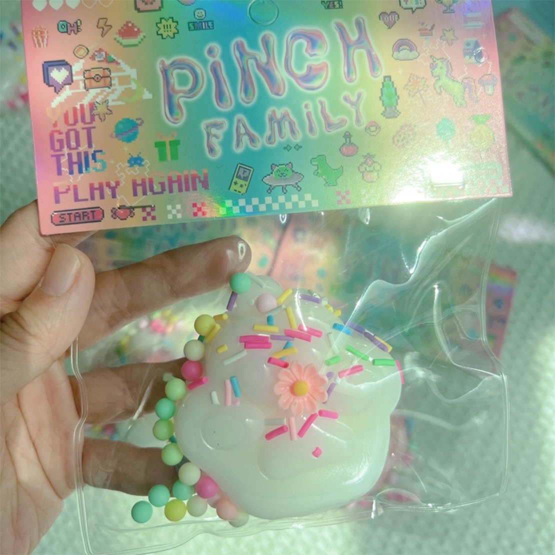 Jucarie Antistres Squishy, Flippy, cu Revenire Lenta, Squeeze Pinch Family, Model Labuta de Pisica, 6x6 cm, 45g, Ambalaj Transparent, Alb
