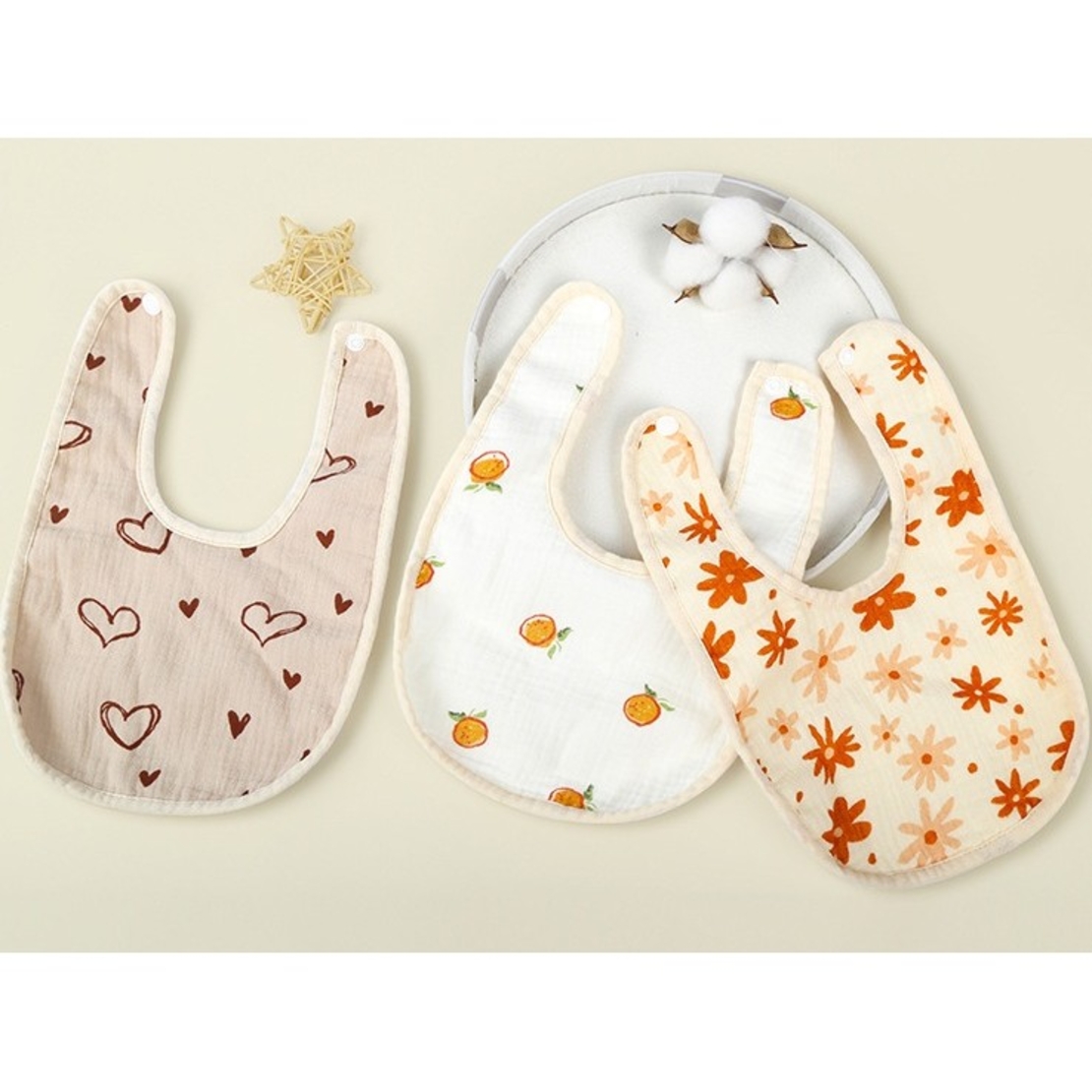 Baveta in Forma de U, Flippy, din Bumbac, pentru Copii 0-12 Luni, Rezistenta la Apa, cu Capse, Model cu Inimoare,  21x30 cm, Bej
