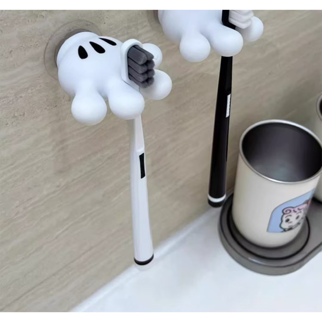 Suport de Baie, Flippy, Multifunctional, pentru Periute/Cabluri, din PVC, cu Ventuza, Model Manusa Mickey Mouse, 7 x 6.5 cm, Alb