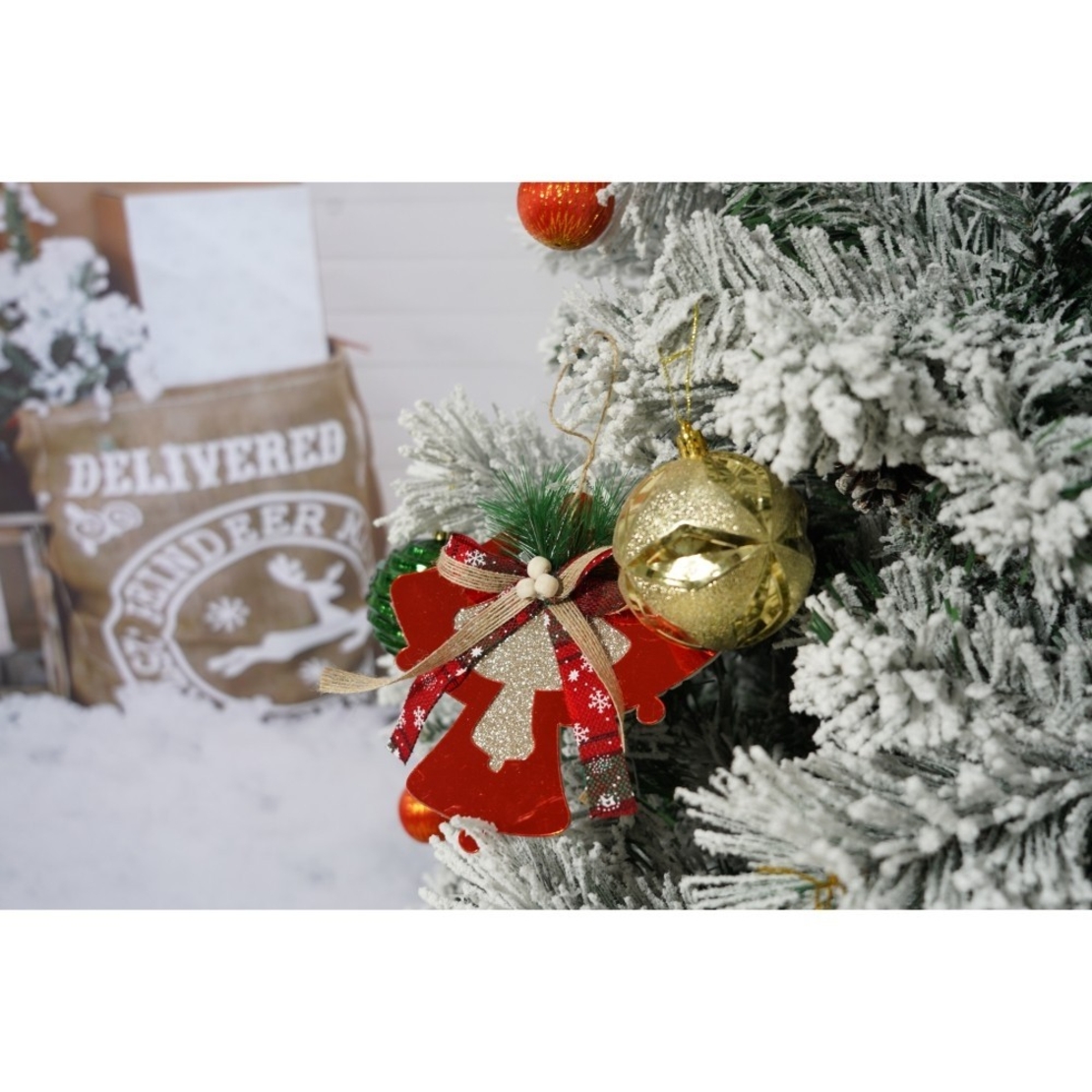 Set brad artificial de Craciun si elemente decorative, nins, decorat cu conuri pin, pentru interior/exterior, inaltime 210 cm, diametru 131 cm, 630 ramuri, Flippy, alb/verde, suport metalic inclus