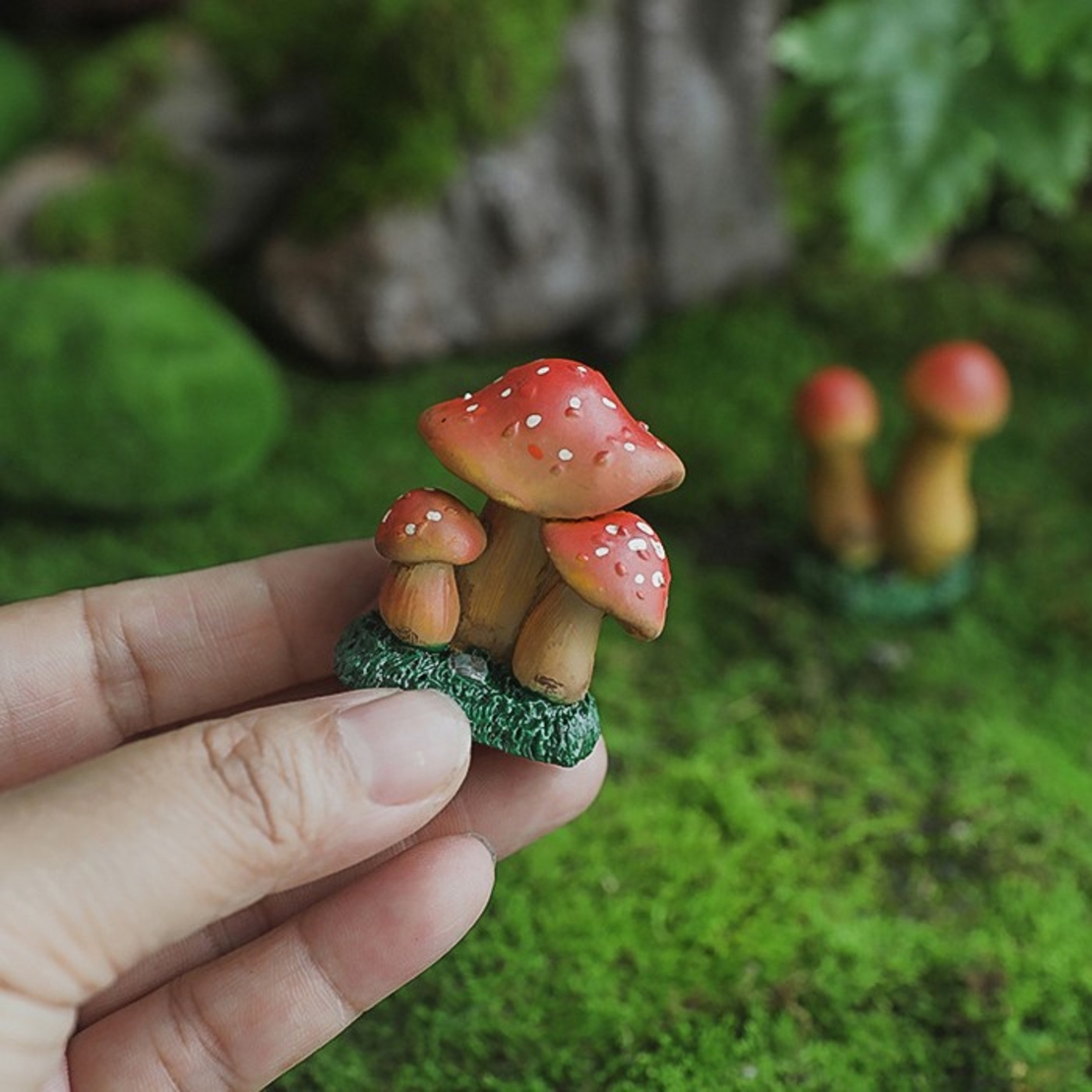 Decoratiune Ornament pentru Ghiveci, Flippy, Decoratiune pentru Gradina, Model 1 Ciuperci Rosii cu Buline Albe, 3.1 x 4 cm, Rosu