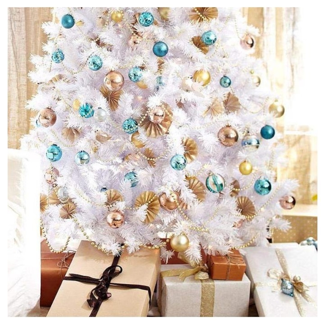 Brad de Craciun artificial cu suport inclus Flippy, 210 cm, 800 ramuri/varfuri, material plastic, suport clasic, fara iluminare, utilizat pentru interior/exterior, alb