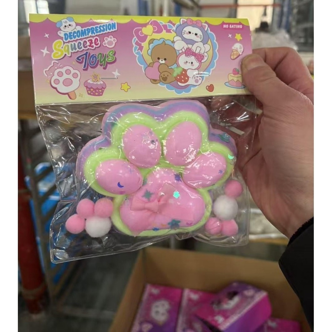 Jucarie Antistres Squishy, Flippy, cu Revenire Lenta, Model Labuta de Pisica Pufoasa, 12.5x10.5 cm, 200g, Squeeze Pinch Family, Ambalaj Transparent, Roz Curcubeu
