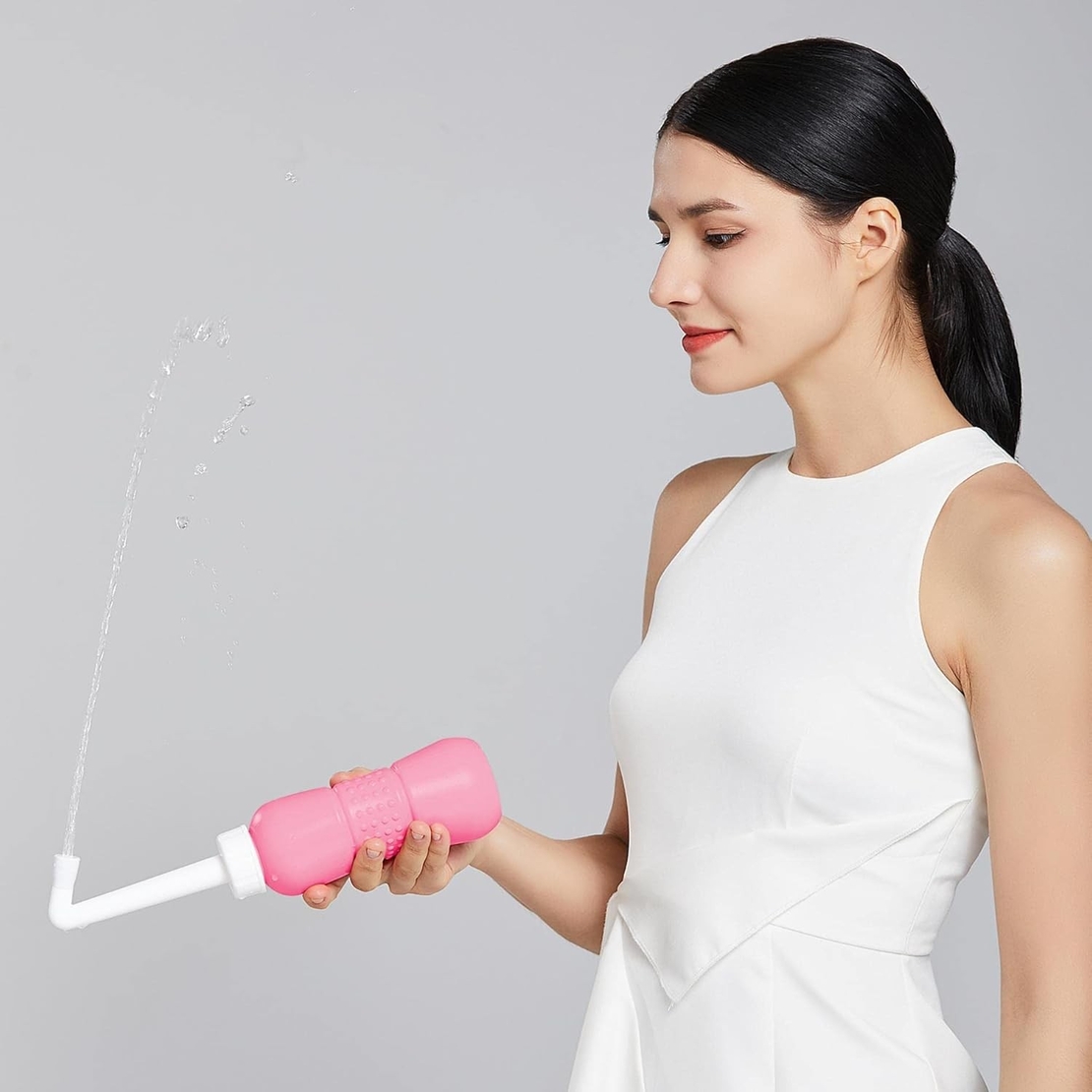 Bideu Portabil pentru Igiena Intima, Flippy, pentru Postpartum/ Postoperator, 450 mL, cu Capac si Husa Galbena, 29.5x7 cm, Culoare Recipient Roz