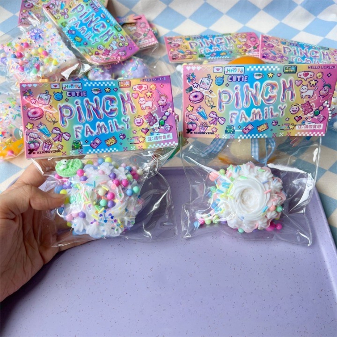 Jucarie Antistres Squishy, Flippy, cu Revenire Lenta, Squeeze Pinch Family, Model Prajitura, 8x8 cm, 90g, Ambalaj Transparent, Multicolor