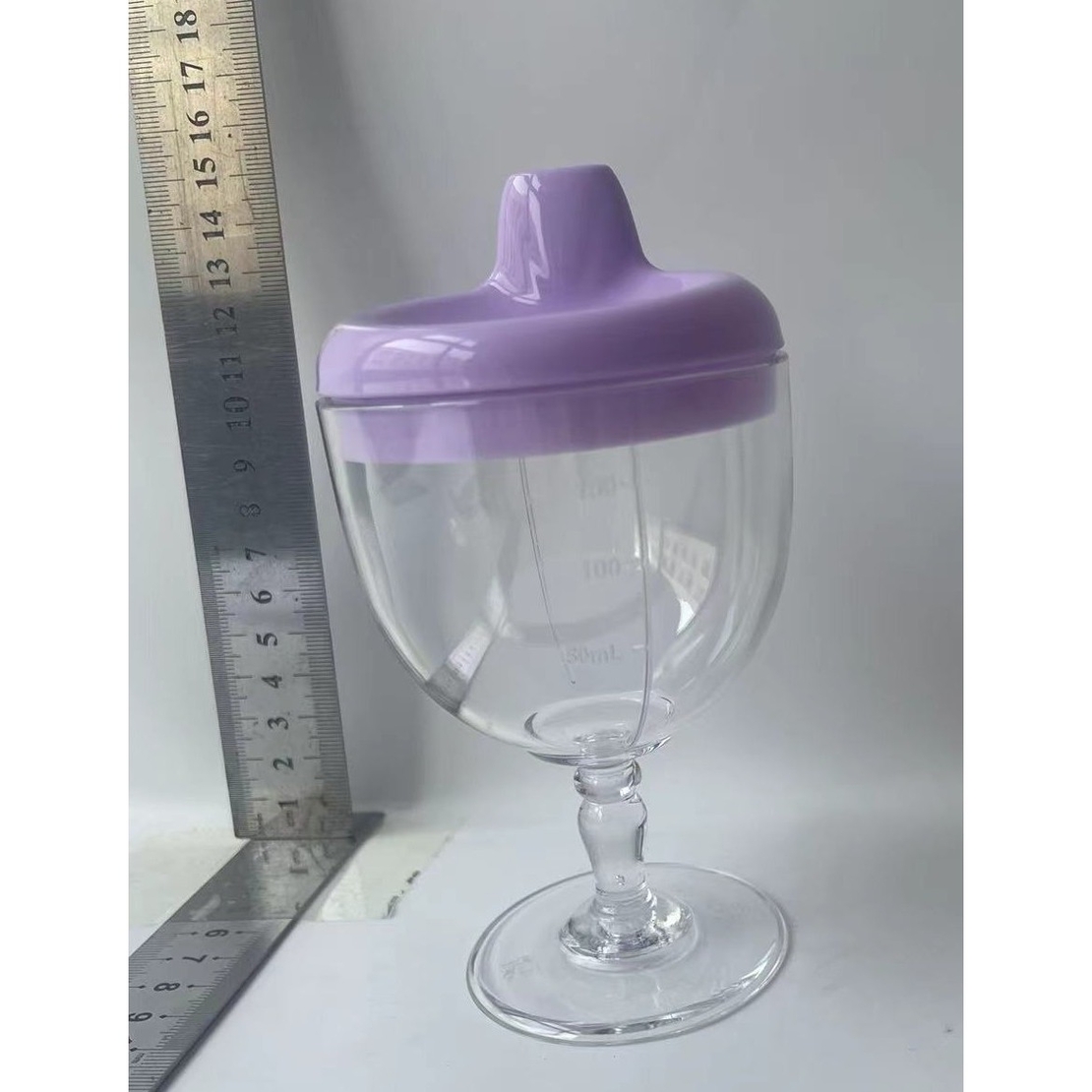 Pahar din Plastic Transparent cu Picior, Flippy, pentru Copii, 14 x 7.7 cm, cu Cioc Antiscurgere, + 3 Ani, Fara Maner, Mov