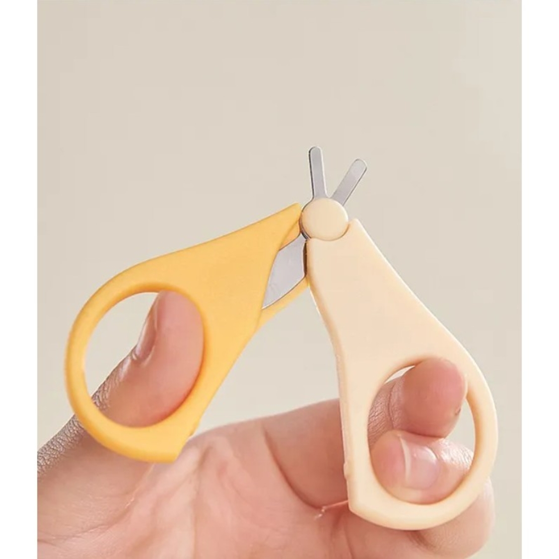 Set Ingrijire Unghii pentru Bebelusi, Flippy, Cutie de Depozitare in Forma de Ursulet, 10 x 9.5 cm, Galben