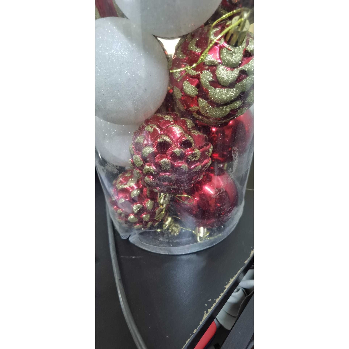 Set de 24 ornamente de brad, Flippy, de tip Glob, Alb/ Rosu, cu ø de 7 cm, din plastic, cu finisaj sclipitor , cutie  16  cm lungime x 36  cm inaltime x 16  cm adancime, Resigilat