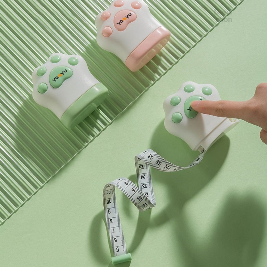 Ruleta Portabila, Flippy, Ruleta mini pentru Copii, Model Labuta de Pisica, cu Prindere, pentru Masurat Diametrul, 5.5 x 6.5 cm, Banda 1.5m, Verde