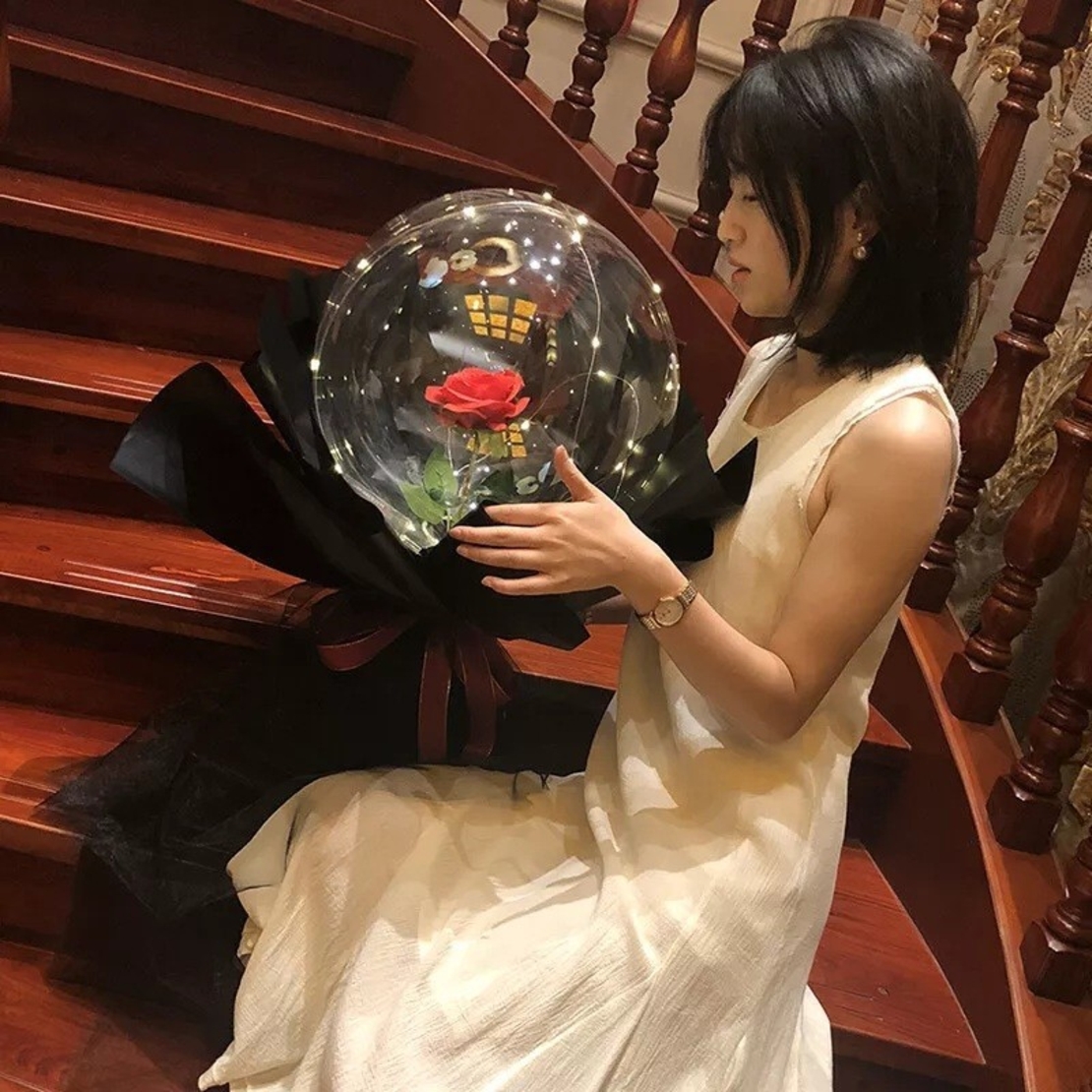 Set Buchet Decorativ, Flippy, Trandafir in Balon cu Lumini Led, Diametru 35 cm, 2 x Baterii AA (neincluse), Rosu/Negru