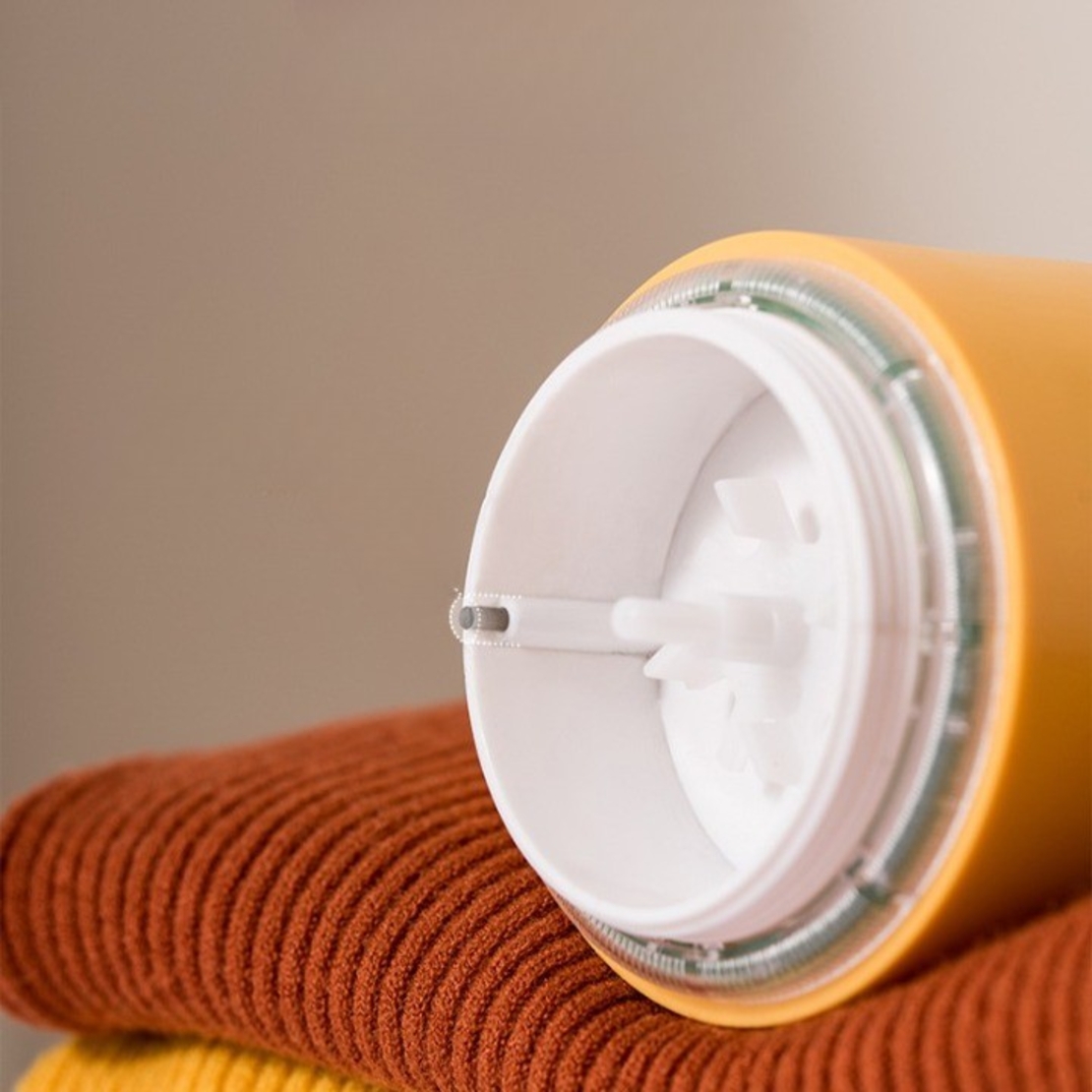 Aparat Pentru Curatat Scame, Par Si Praf, Flippy, cu LED, Pentru Diferite Tipuri De Material, Cu Lame Din Otel Inoxidabil, Compartiment de Depozitare, Maner Reglabil, 11x10.5x8.7 cm, Galben