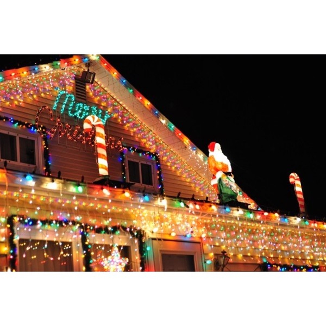 Instalatie Craciun Turturi, IP44, 20 m, 572 Led-uri ,Perdea Franjurata, Multicolor, 8 jocuri de lumini, Transformator 31 V, Putere 9 W, Interconectabila, Interior/Exterior, Prelungitor 3 m inclus, Fir Transparent, Flippy