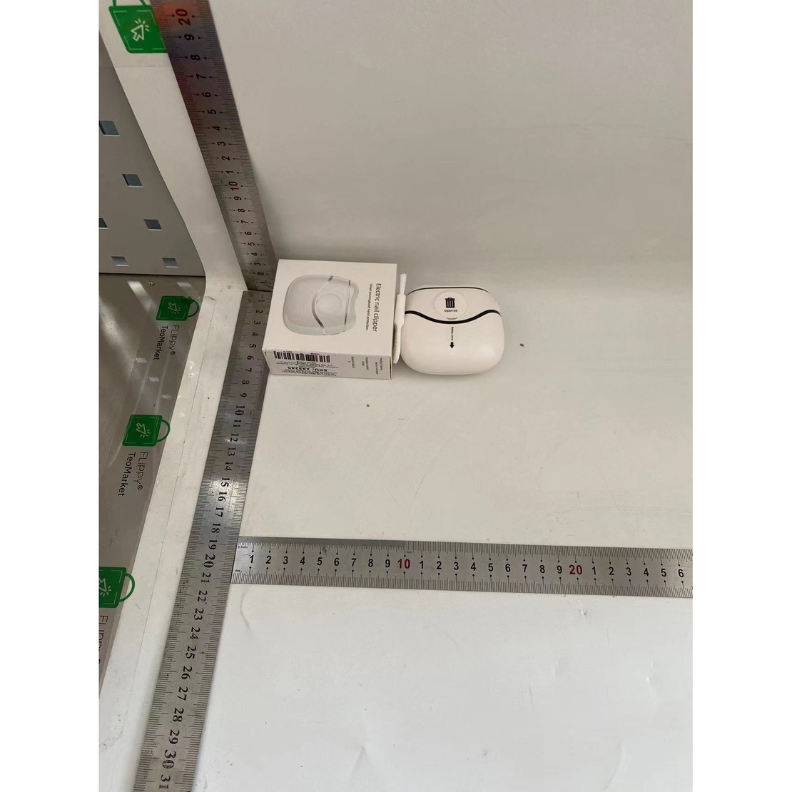 Unghiera Electrica, Flippy, Aparat de Tuns Unghiile pentru Copii si Adulti, Portabila cu 2 Baterii AA, Zgomot redus 50 db, 7.4 x 7.3 x 3 cm, Alb Negru