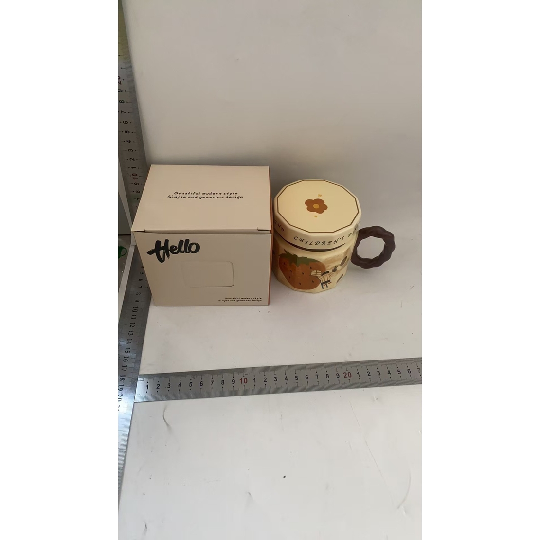 Cana din ceramica, Flippy, Cana pentru Cafea, Ceai, Cana Universala, Unisex, Cana cu Capac, 9 x 8 x 8 cm, 400 ml, Model Capsuna, Bej