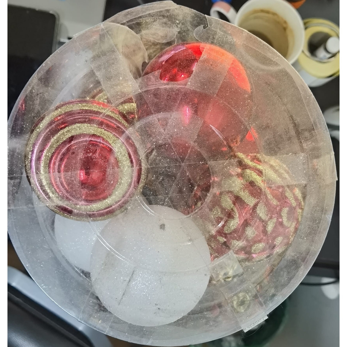 Set de 24 ornamente de brad, Flippy, de tip Glob, Alb/ Rosu, cu ø de 7 cm, din plastic, cu finisaj sclipitor , cutie  16  cm lungime x 36  cm inaltime x 16  cm adancime, Resigilat