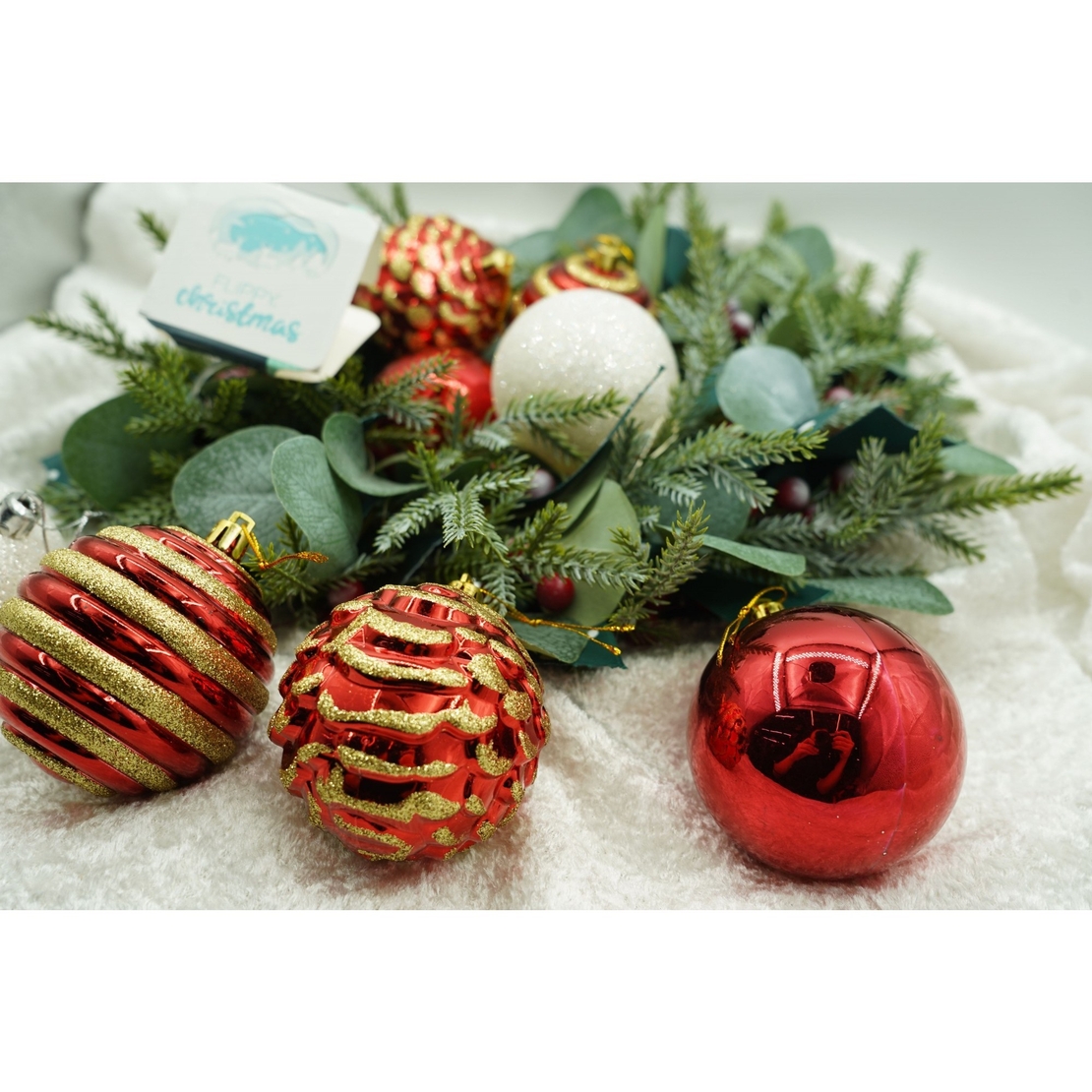 Set de 24 ornamente de brad, Flippy, de tip Glob, Alb/ Rosu, cu ø de 7 cm, din plastic, cu finisaj sclipitor , cutie  16  cm lungime x 36  cm inaltime x 16  cm adancime, Resigilat