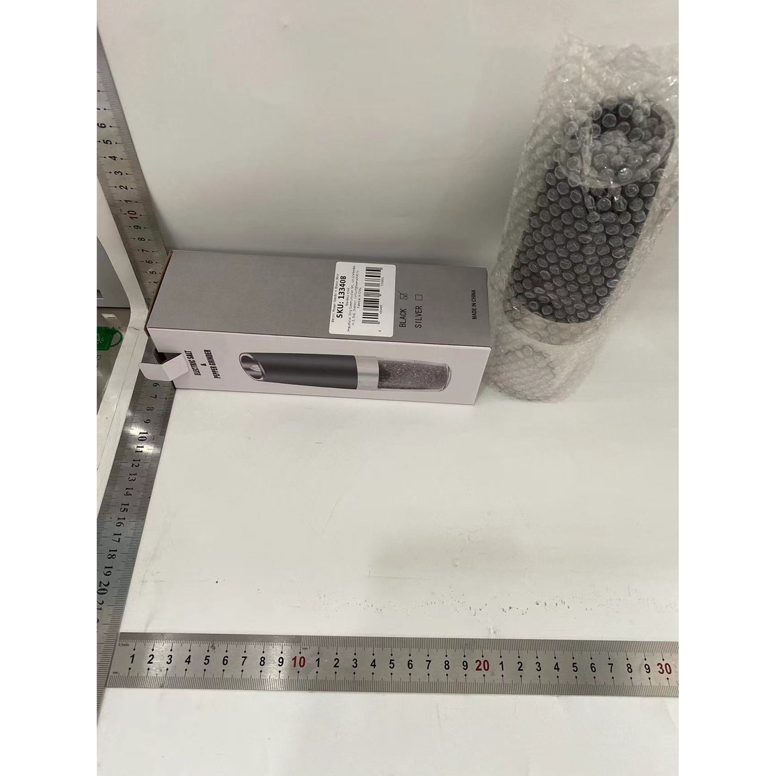 Rasnita Electrica Sare si Piper, Flippy, cu Camera Depozitare Transparenta, Macinare, Functionare pe Baterii, cu Lumina, ABS, 20x6.5 cm, Negru/Transparent